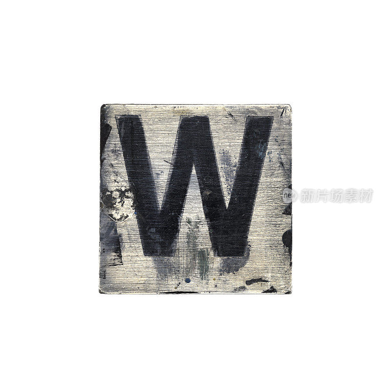 木头上的垃圾大写字母涂上白色背景的油漆，字母- W